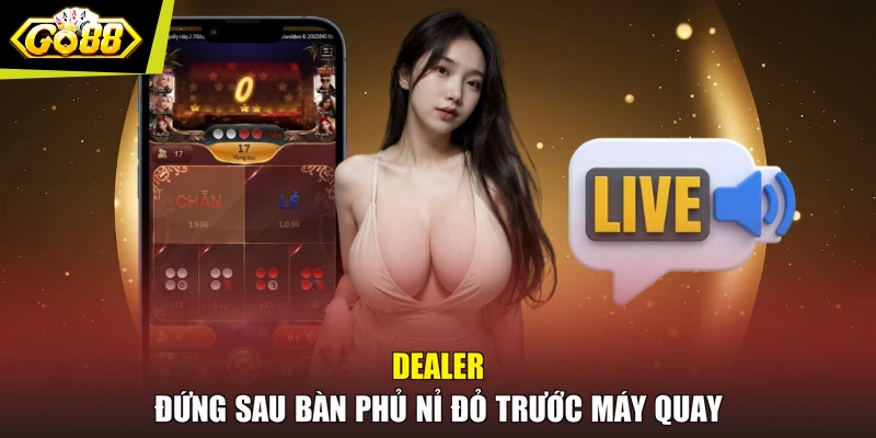 Dealer đứng sau bàn phủ nỉ đỏ trước máy quay